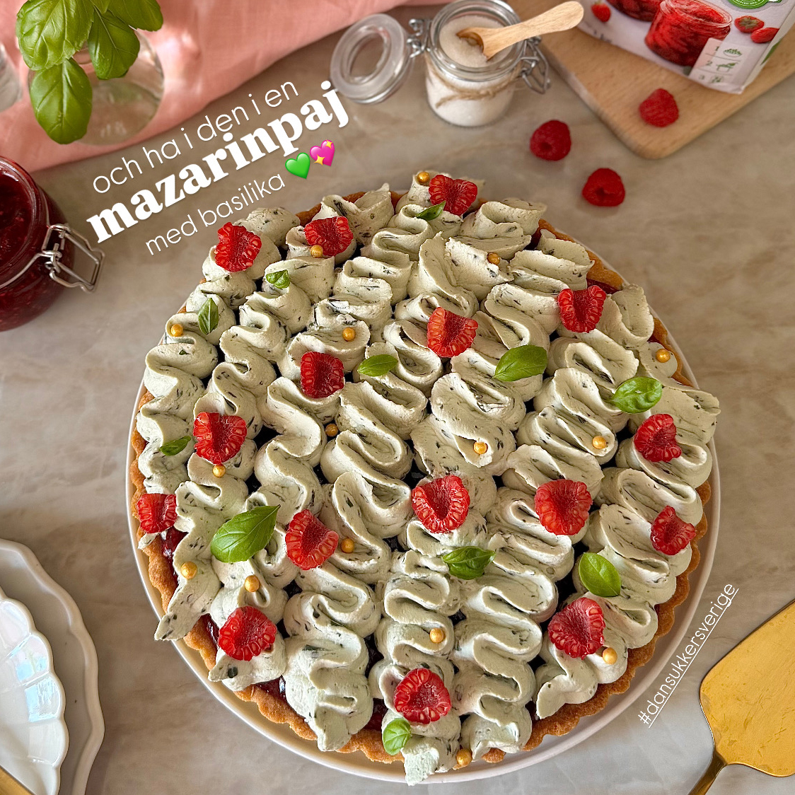 Mazarinpaj med hallonsylt och basilika- och mascarponegrädde